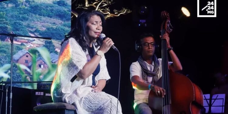 SPECTACLE – Quand Lalatiana partage sa musiques à ses fans.