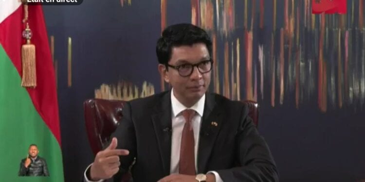 ANDRY RAJOELINA – “Même le gazon à Ambohitsorohitra est complètement sec parce qu’il est interdit d’arroser avec l’eau de la Jirama”