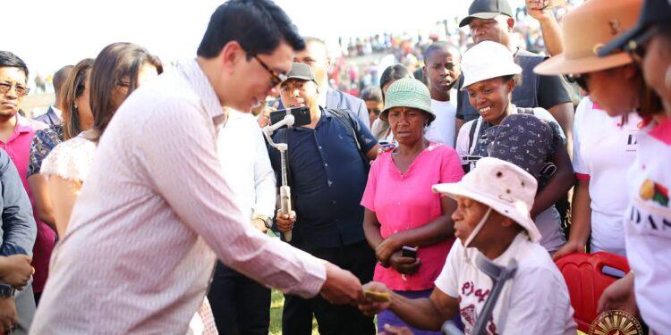 Rajoelina lance la deuxième phase du programme Tsimbina pour permettre aux ménages de “fêter Noël dans la joie”