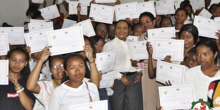 FORMATION PROFESSIONNELLE – Des centaines de certificats délivrés deux mois après le lancement du programme “Fijery Hafa”