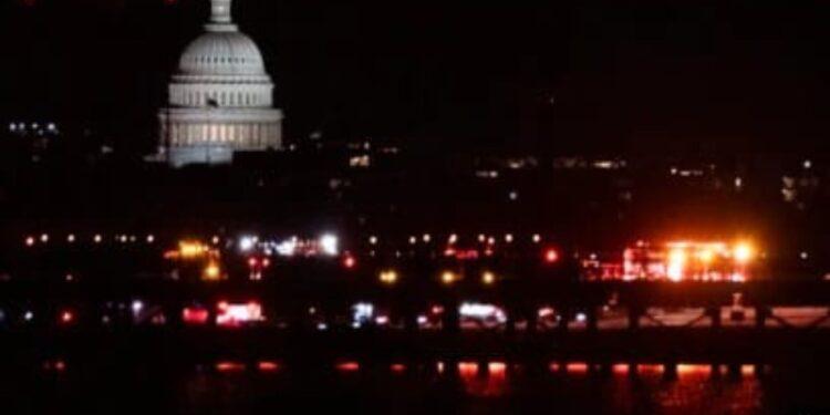 ETATS-UNIS – Un avion de 60 passagers entre en collision avec un hélicoptère de l’armée américaine à l’aéroport de Washington