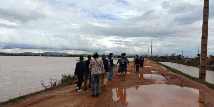 MONTEE DES EAUX – Le BNGRC mobilise deux motopompes pour prévenir l’inondation du site de Samcrete à Ambodifasina