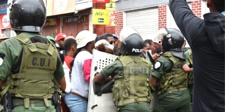 ANTANANARIVO – Des marchands de rue dans la rue pour une manifestation de contestation