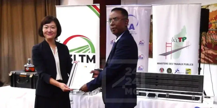 ENTRETIEN ROUTIER – Six manuels dont un manuel sur l’inspection des routes et des ponts, remis au gouvernement malgache