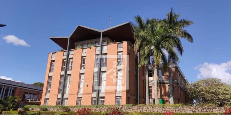 ART ORATOIRE – L&rsquo;Université d&rsquo;Antananarivo remporte son débat contre l&rsquo;Université de Tours au Concours de débat de La Haye