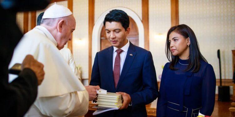 OBSÈQUES – Andry Rajoelina se rend aux funérailles du pape en famille