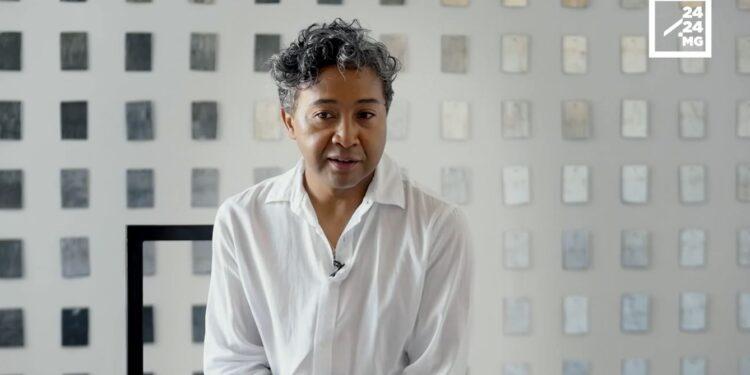 JOËL ANDRIANOMEARISOA, ARTISTE PLASTICIEN – “Une berceuse est aussi une mélodie pour adoucir l’abandon et le départ”