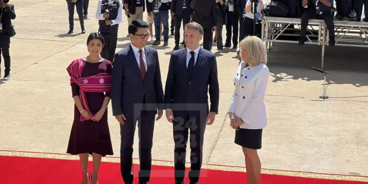 VISITE D&rsquo;ETAT – Le couple Macron accueilli au Palais d&rsquo;Etat d&rsquo;Iavoloha par le couple Rajoelina