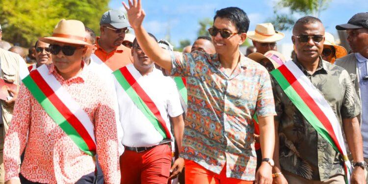 MOBILITÉ URBAINE – Andry Rajoelina annonce des bus électriques à Nosy Be pour relier le futur nouveau quartier mixte de Madiro à Hell-Ville
