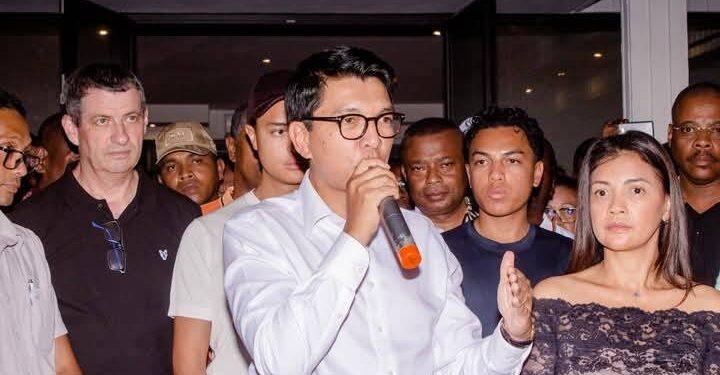 INFRASTRUCTURES – Andry Rajoelina arrive à Nosy Be pour inaugurer la route reliant l’aéroport de Fascène – Hell Ville – Andilana