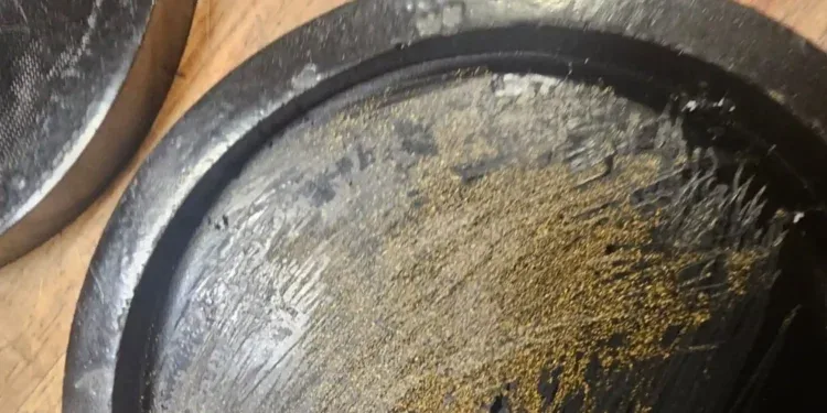 TRAFIC – Les douaniers d’Ivato saisis des poudres d’or dissimulés dans des assiettes en plastique à Ivato