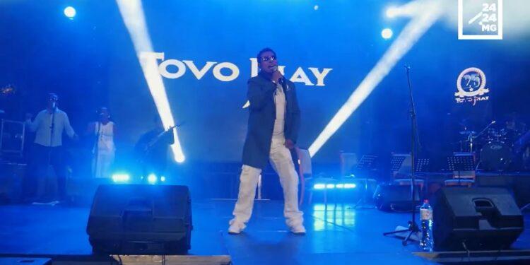 CONCERT – Tovo J’Hay fait battre le coeur de ses fans au rythme de ses 25 ans de scène