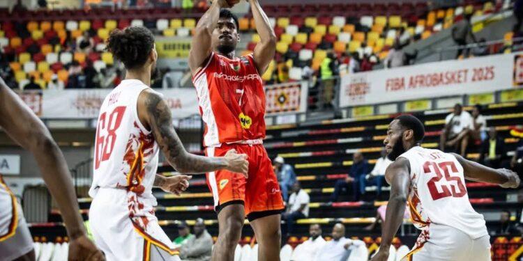 BASKETBALL – Madagascar s’incline de trois points en fin de match face au Cameroun à l’Afrobasket
