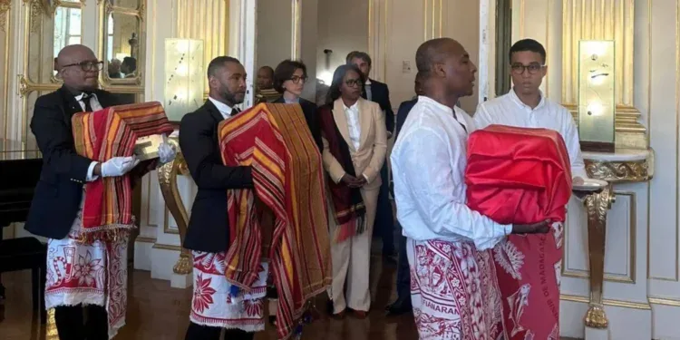 PATRIMOINES – Les “crânes du roi Toera et des deux guerriers sakalava” restitués officiellement à Madagascar par la France