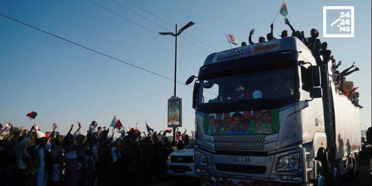 EVÉNEMENT – Dans le cortège des héros à leur retour au pays