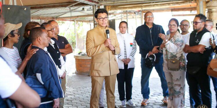 EMEUTES – Andry Rajoelina promet un accompagnement pour les entrepreneurs victimes de pillages