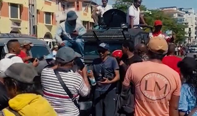 Quand les blindés sont de sortie et sont du côté des manifestants, les selfies et les poses photos sont au rendez-vous. Comme cela a été le cas samedi.