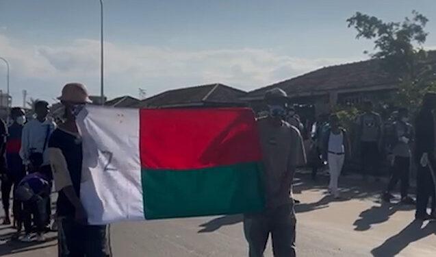 Refoulés d’Ambohidahy, les manifestants se sont repliés jusqu’à Anosy d’où ils ont encore été repoussés.