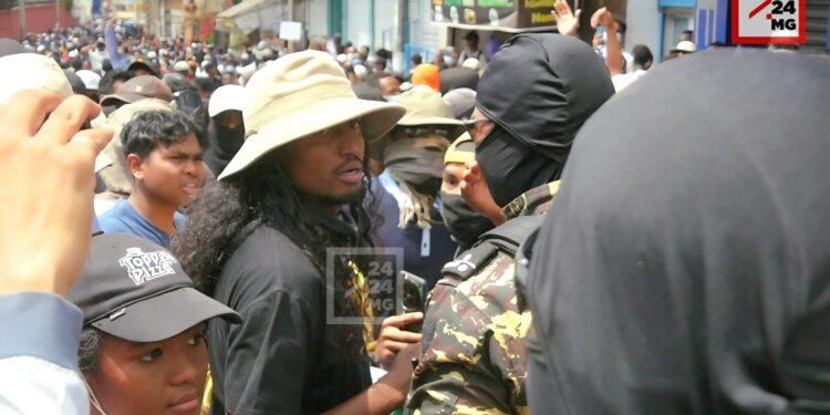 MANIFESTATIONS – D’Antaninandro à Ambohijatovo, entre pourparlers et grenades lacrymogènes