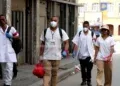 SOLIDARITÉ – Des citoyens en blouse blanche au coeur des manifestations