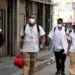 SOLIDARITÉ – Des citoyens en blouse blanche au coeur des manifestations