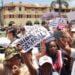 MANIFESTATIONS – Les partisans du président déchu Andry Rajoelina investissent la Place du 13 Mai
