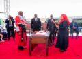 AFRIQUE – La présidente “élue” de la Tanzanie, Samia Suluhu Hassan, prête serment dans un camp militaire