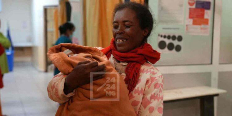 NOUVEL AN – Stenie Andrianjafy fait partie des premiers bébés nés à Befelatanana quelques minutes après minuit