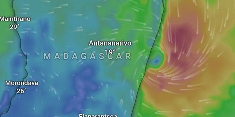 MÉTÉO – Fytia ressort en mer au sud de Brickaville ce dimanche matin après avoir traversé le pays d’Ouest en Est