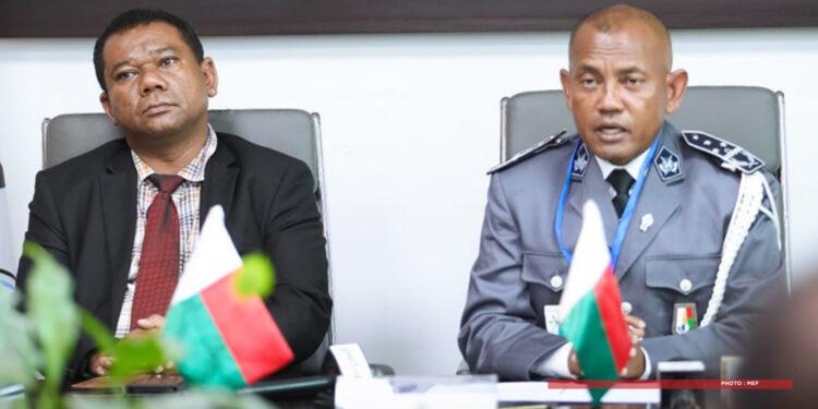 TRAFIC ILLICITE – La douane rapporte l’interception de plus de 250 000 dollars non déclarés à Nosy Be, et de plus de 5 kg d’or à Ivato
