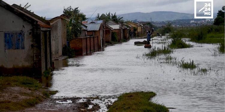 INTEMPÉRIES – Le bus-pirogue de Soloniaina Razanadrakoto pour dépanner les habitants d’Andidiana