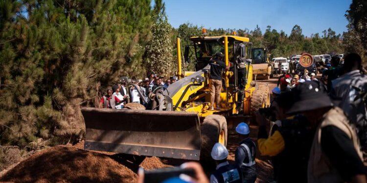 TRAVAUX ROUTIERS – 30 mois d’entretien supplémentaire pour garantir la qualité et la durabilité de la RNS41, reliant Ikelikampona et Fandriana