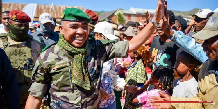 TOURNEE PRESIDENTIELLE – Le Colonel Michaël Randrianirina en visite dans le village d’origine de sa grand-mère maternelle à Ambohimena – Antsirabe