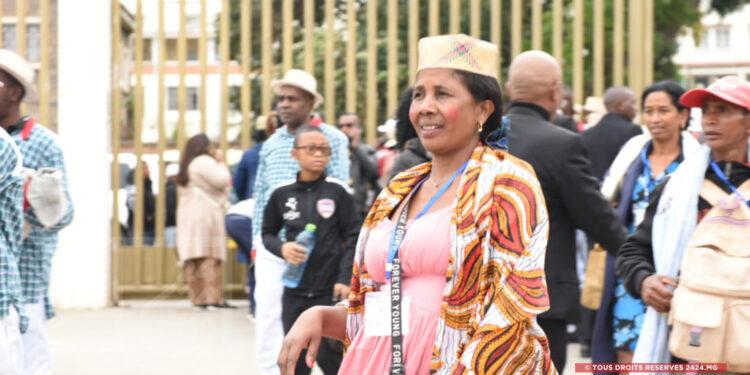 CULTURE – Le port de la tenue malgache officiellement réglementé chaque vendredi dans l’administration publique