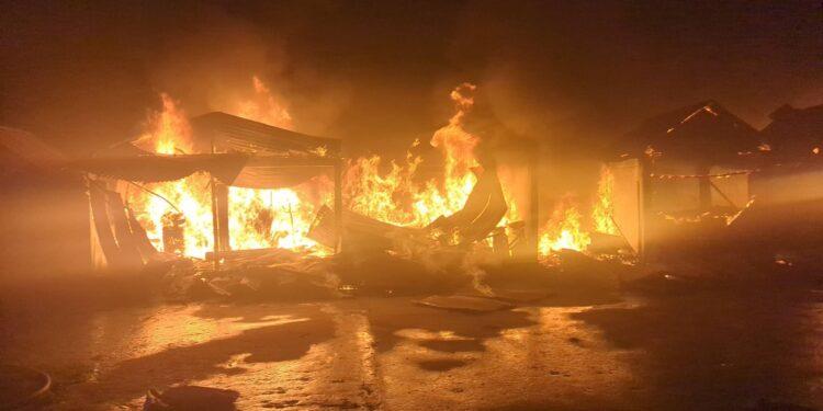 CATASTROPHE – Un mort, un blessé et près de 3 200 kiosques ravagés par l’incendie du Bazary Kely de Toamasina