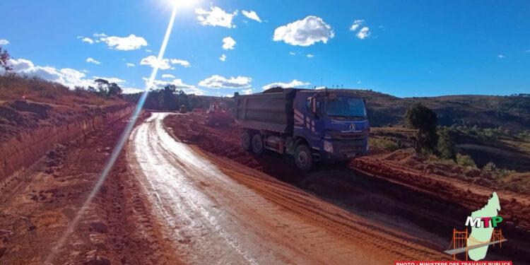 INFRASTRUCTURE – Les travaux sur les 20 premiers kilomètres de la route vers le futur barrage de Sahofika sur la bonne voie