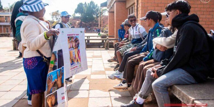EPIDEMIE – Des milliers d’étudiants et agents de l’université d’Antananarivo sensibilisés, plus de 200 vaccinés contre le Mpox durant deux jours de campagne