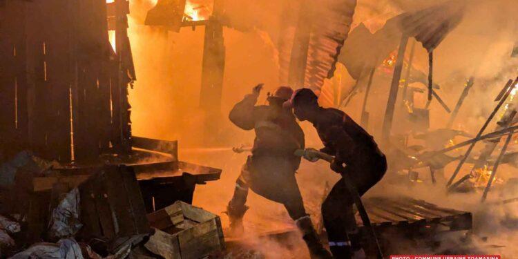 CATASTROPHE – Un violent incendie frappe le Bazary Kely de Toamasina dans la nuit du dimanche à lundi