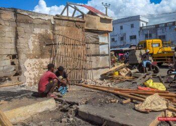 TOAMASINA – Les commerçants de Bazary Kely reconstruisent progressivement leurs kiosques détruits par l’incendie