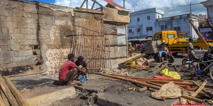 TOAMASINA – Les commerçants de Bazary Kely reconstruisent progressivement leurs kiosques détruits par l’incendie